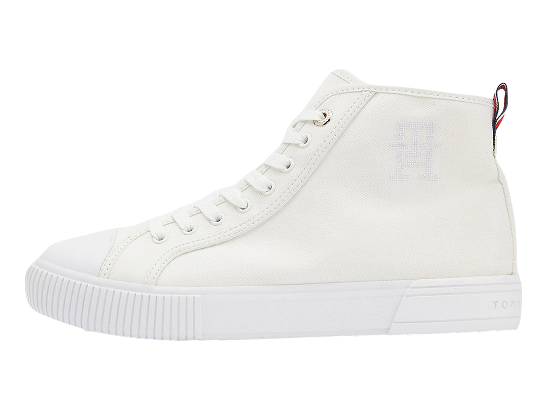 Tenis Tommy Hilfiger de bota en color blanco, fabricados en lona con suela vulcanizada y agujetas blancas.