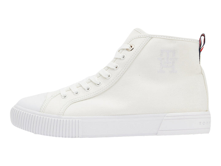 Tenis Tommy Hilfiger de bota en color blanco, fabricados en lona con suela vulcanizada y agujetas blancas.