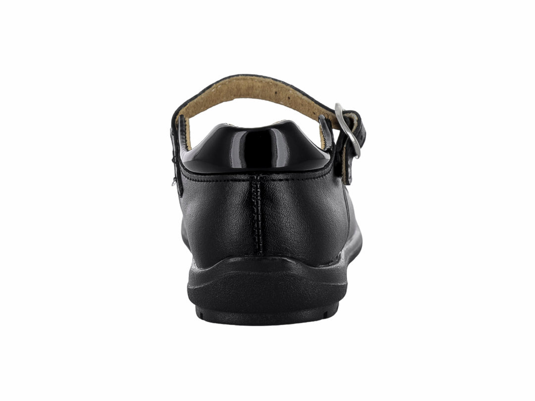 Zapato escolar negro para niña con correa y hebilla plateada.