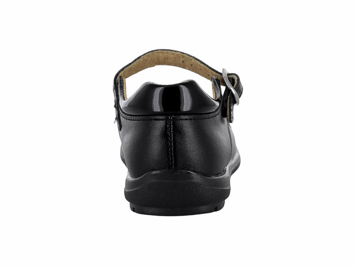 Zapato escolar negro para niña con correa y hebilla plateada.