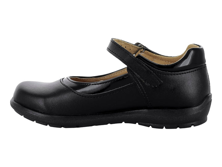 Zapato escolar negro para niña con correa y hebilla plateada.