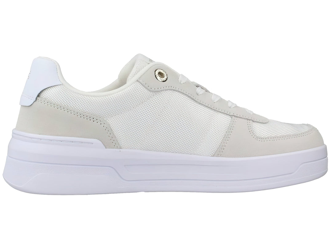 Tenis Tommy Hilfiger color blanco con suela ancha y detalles en tela y material sintético.