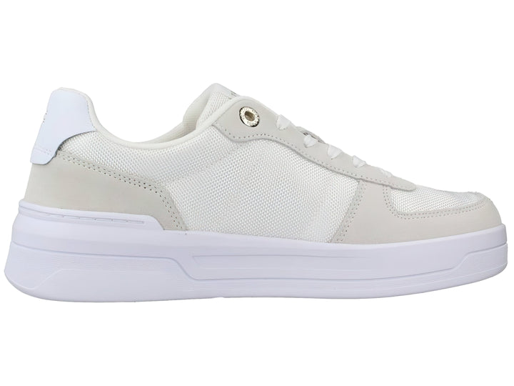 Tenis Tommy Hilfiger color blanco con suela ancha y detalles en tela y material sintético.