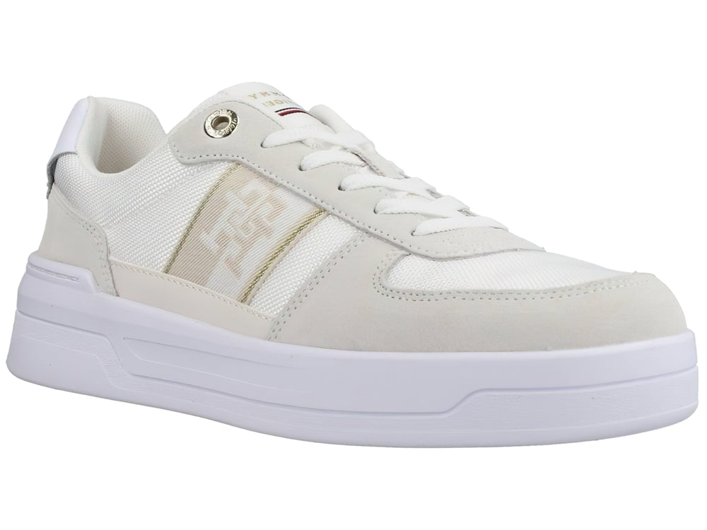 Tenis Tommy Hilfiger color blanco con suela ancha y detalles en tela y material sintético.