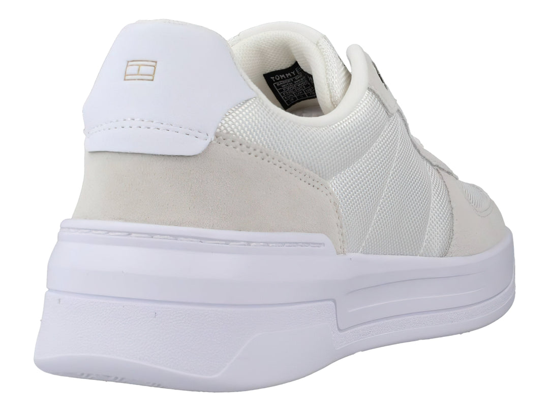 Tenis Tommy Hilfiger color blanco con suela ancha y detalles en tela y material sintético.