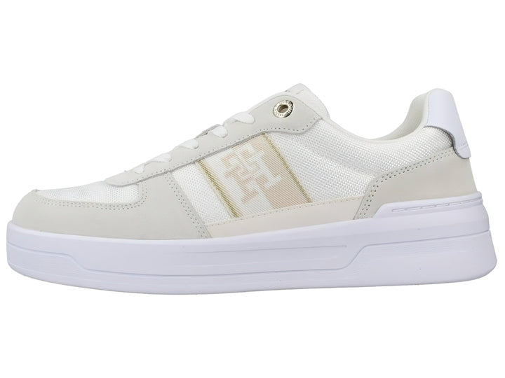Tenis Tommy Hilfiger color blanco con suela ancha y detalles en tela y material sintético.