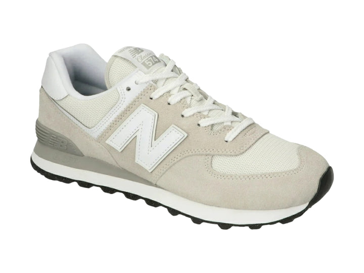 Tenis New Balance 574 color gris y blanco con detalles en gamuza y suela negra.