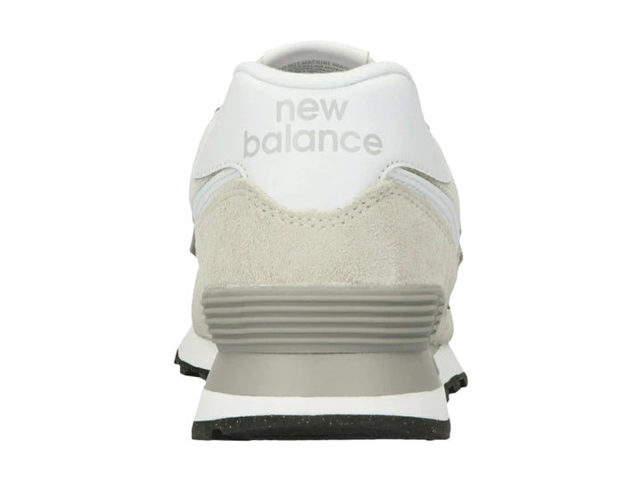 Tenis New Balance 574 color gris y blanco con detalles en gamuza y suela negra.