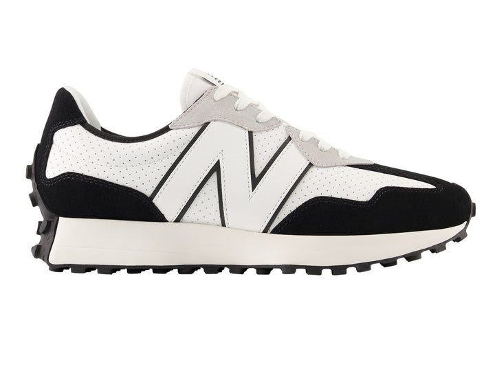 Tenis New Balance 327 en color blanco y negro con detalles perforados y suela dentada.