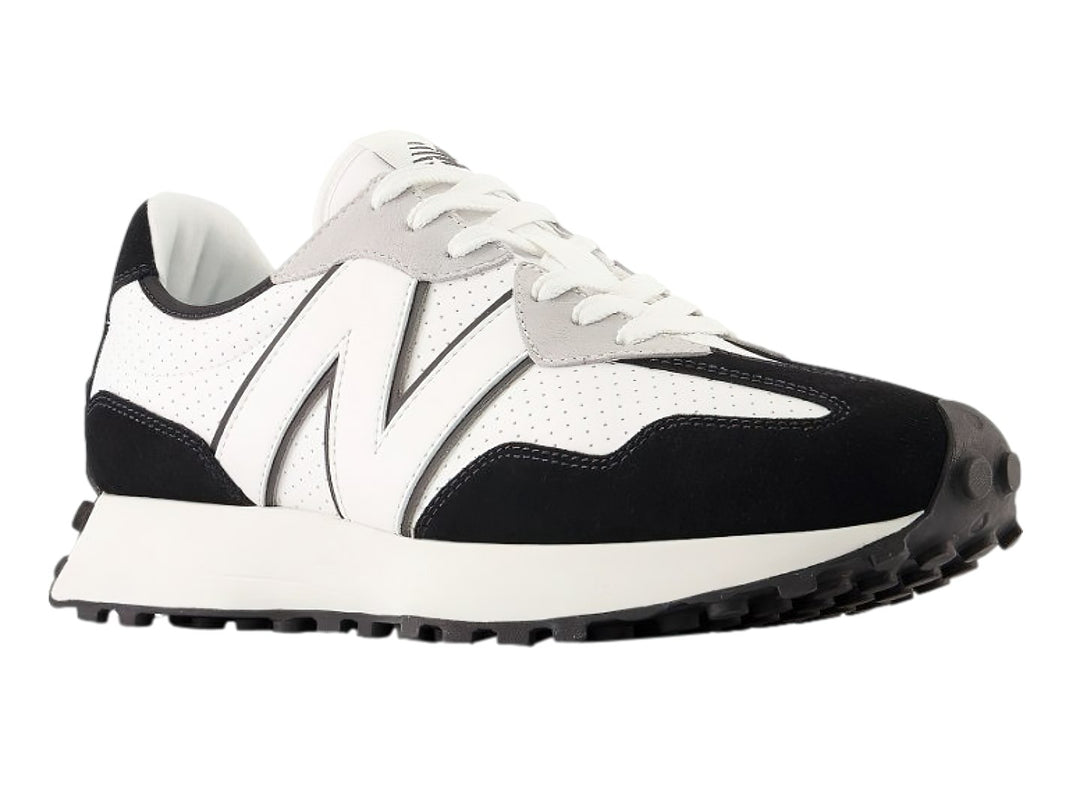 Tenis New Balance 327 en color blanco y negro con detalles perforados y suela dentada.