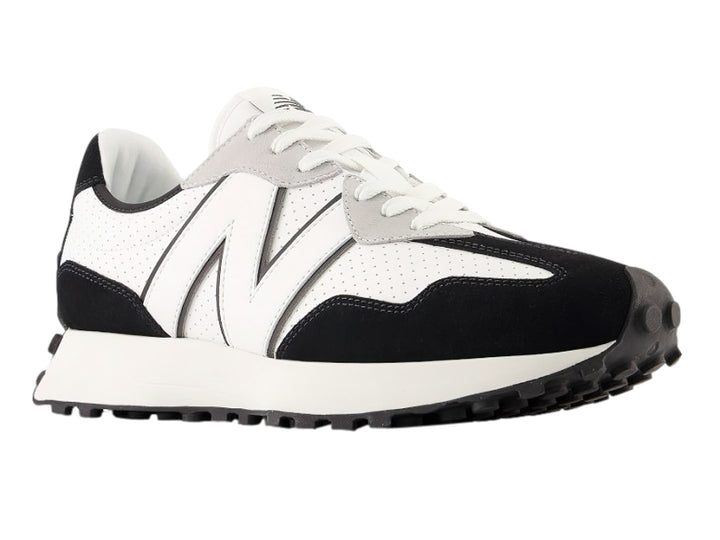 Tenis New Balance 327 en color blanco y negro con detalles perforados y suela dentada.