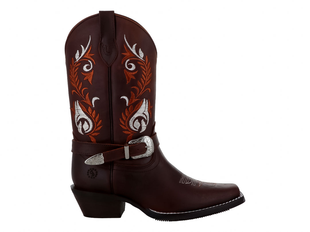 Bota vaquera de cuero color marrón con bordados en naranja y blanco y hebilla plateada.