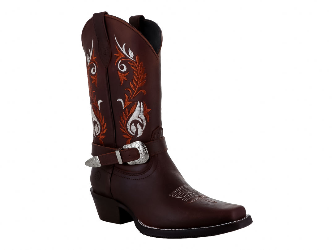 Bota vaquera de cuero color marrón con bordados en naranja y blanco y hebilla plateada.