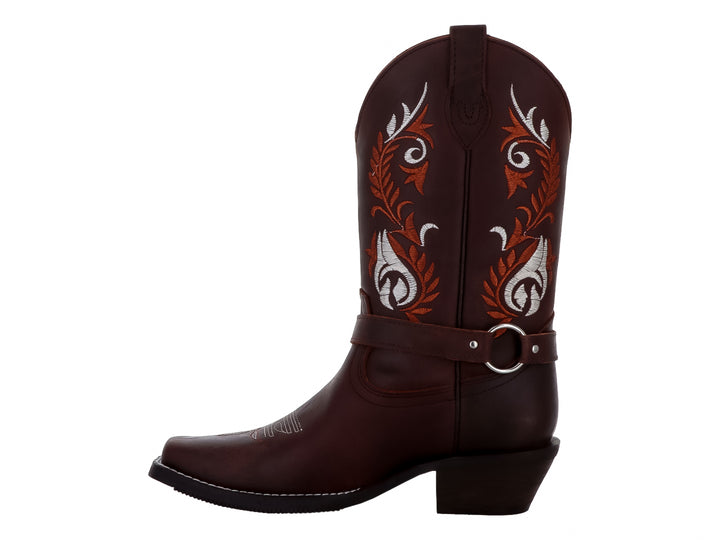 Bota vaquera de cuero color marrón con bordados en naranja y blanco y hebilla plateada.