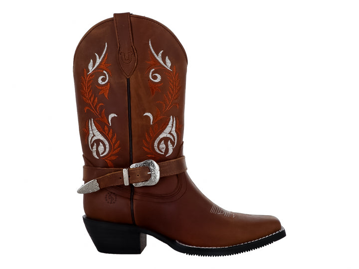 Bota vaquera de cuero color café con bordados decorativos y hebilla plateada para mujer.