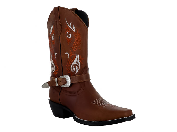 Bota vaquera de cuero color café con bordados decorativos y hebilla plateada para mujer.