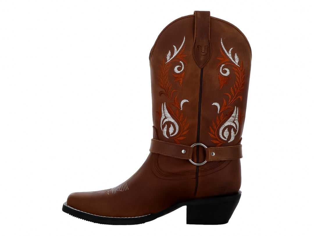 Bota vaquera de cuero color café con bordados decorativos y hebilla plateada para mujer.
