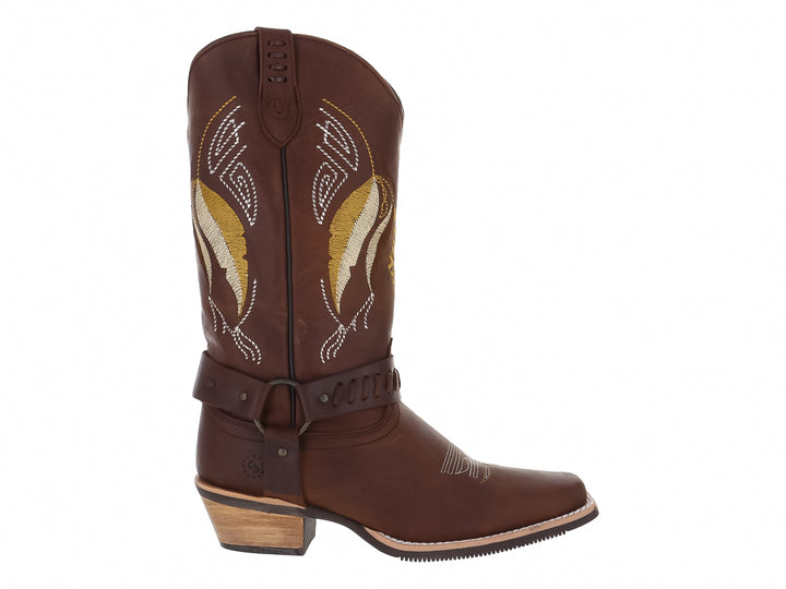 Bota vaquera de cuero color marrón con bordados dorados y correa decorativa en el tobillo.