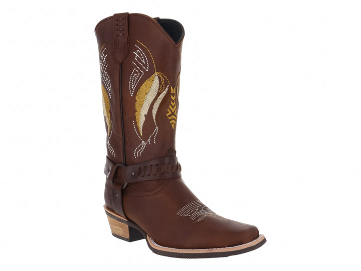 Bota vaquera de cuero color marrón con bordados dorados y correa decorativa en el tobillo.