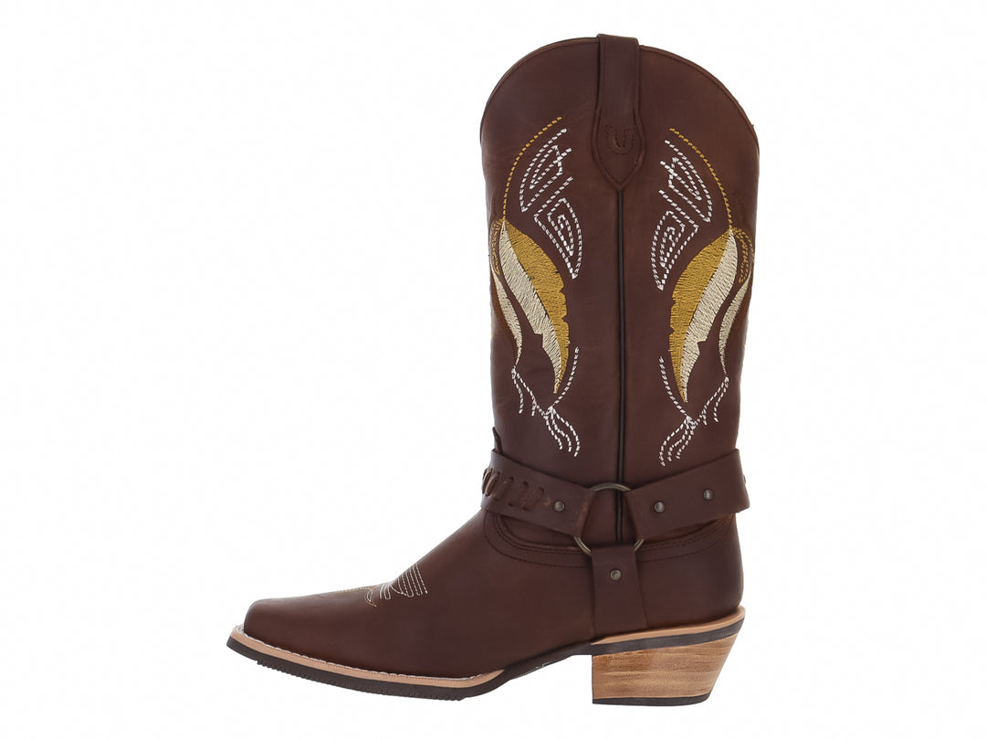 Bota vaquera de cuero color marrón con bordados dorados y correa decorativa en el tobillo.