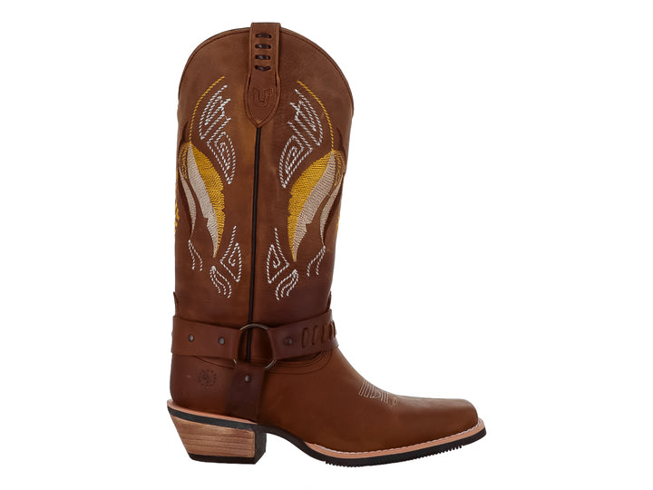 Bota vaquera de cuero color arena con detalles bordados en amarillo y correa lateral con hebilla.