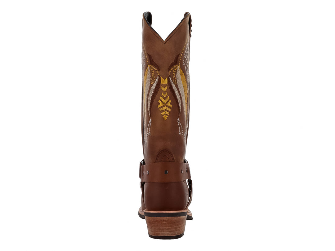 Bota vaquera de cuero color arena con detalles bordados en amarillo y correa lateral con hebilla.