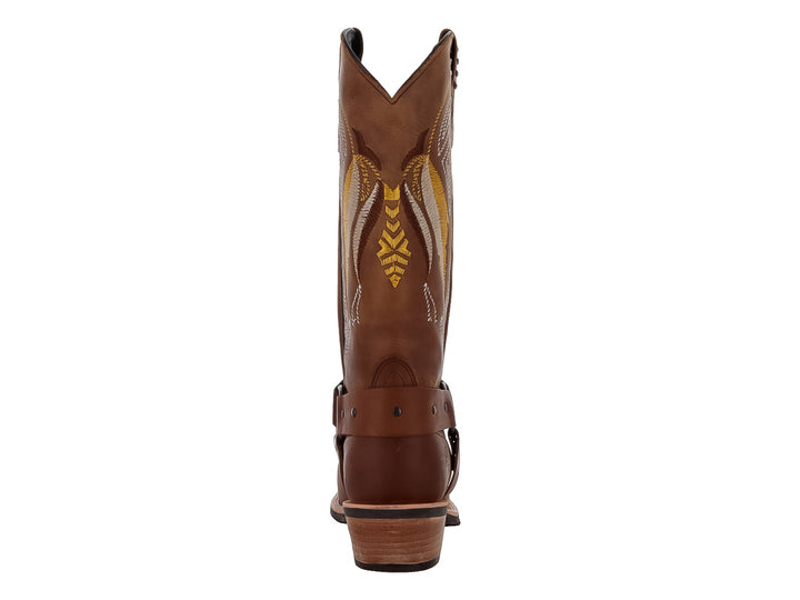 Bota vaquera de cuero color arena con detalles bordados en amarillo y correa lateral con hebilla.