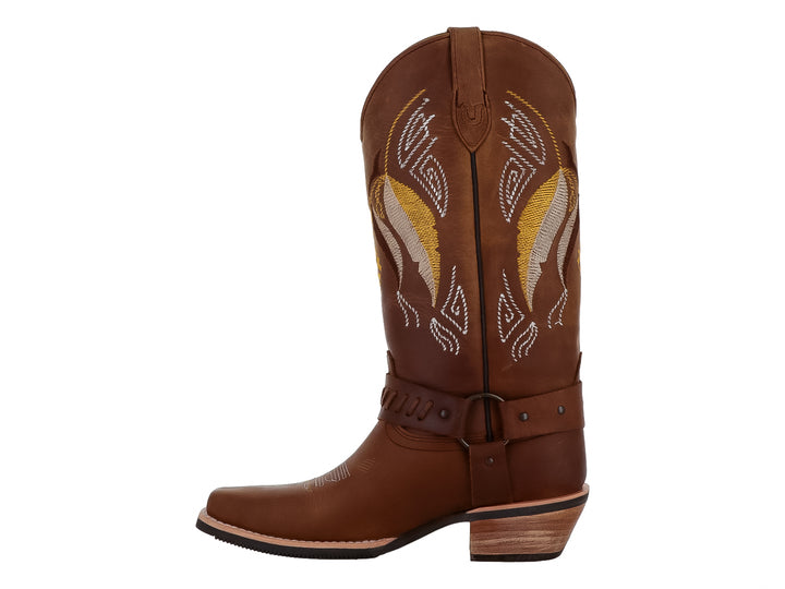 Bota vaquera de cuero color arena con detalles bordados en amarillo y correa lateral con hebilla.