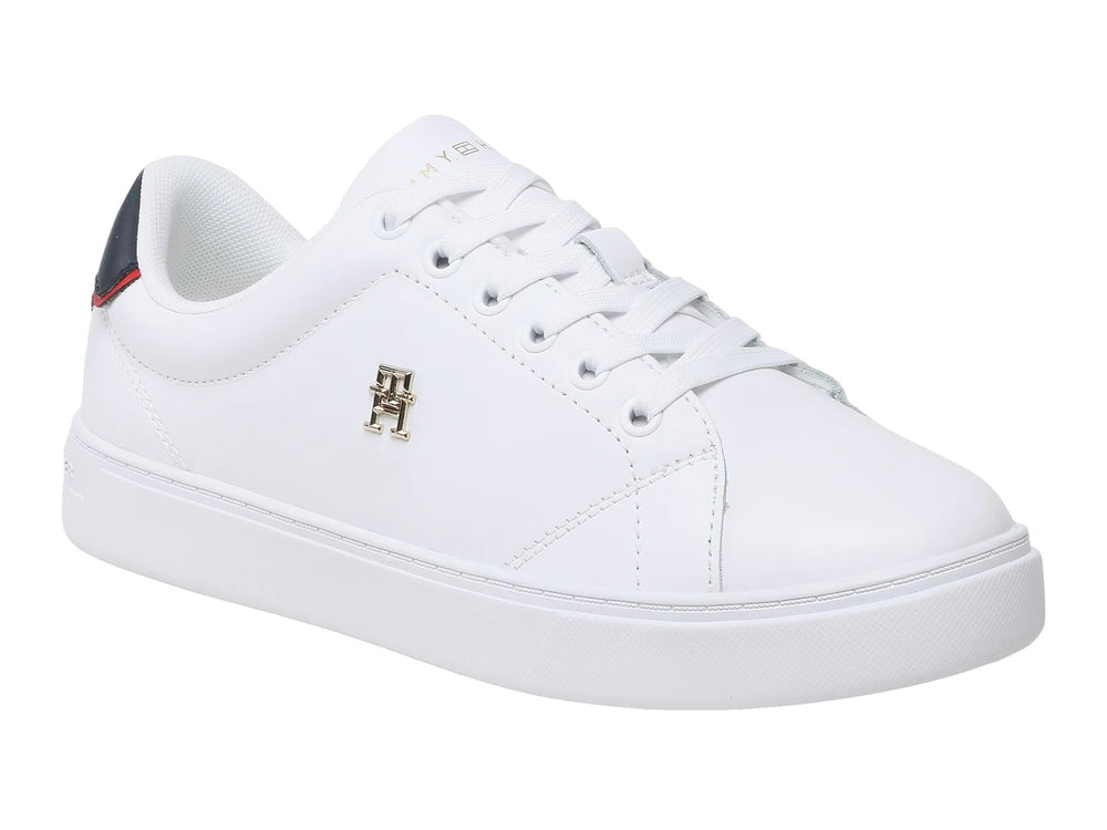Tenis blancos Tommy Hilfiger de corte bajo con detalle azul y rojo en el talón y logo dorado lateral.