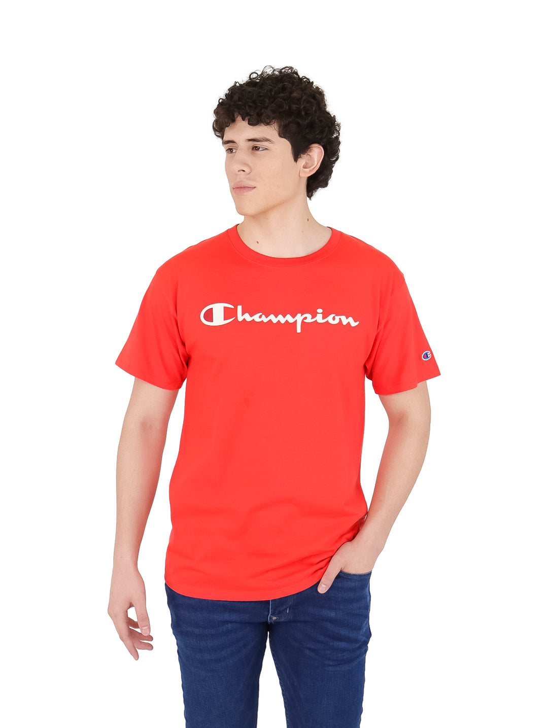 Hombre vistiendo una camiseta roja de manga corta marca Champion con logotipo blanco en el pecho.