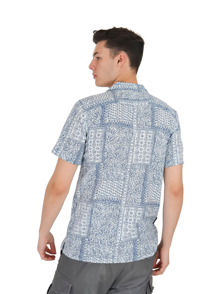 Hombre vistiendo una camisa de manga corta color azul con estampado blanco.