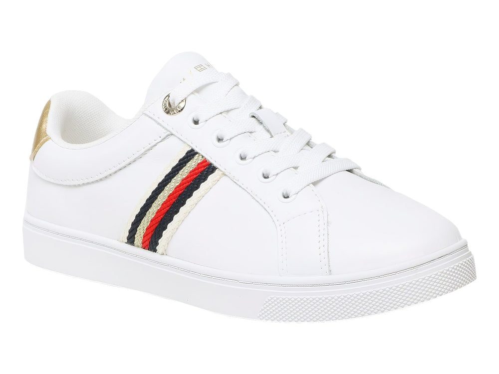 Tenis blancos Tommy Hilfiger con franja lateral tricolor y detalle dorado en el talón.