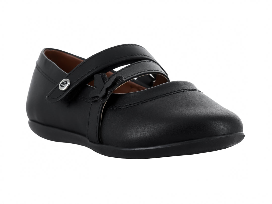 Zapato escolar negro para niño o niña con correa y botón plateado.