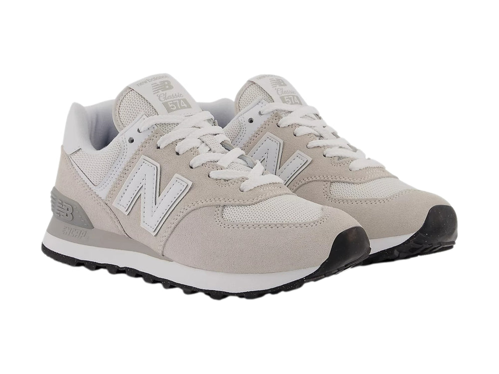 Tenis New Balance color gris con detalles en blanco y suela negra, vista lateral.