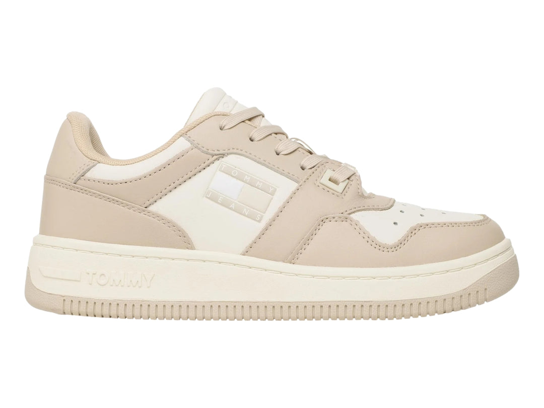 Tenis Tommy Hilfiger modelo Retro WMN Low Fancy en color beige con detalles blancos y suela ancha.