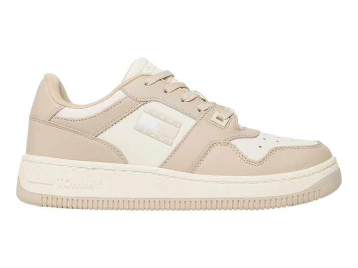 Tenis Tommy Hilfiger modelo Retro WMN Low Fancy en color beige con detalles blancos y suela ancha.