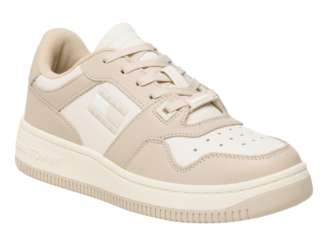 Tenis Tommy Hilfiger modelo Retro WMN Low Fancy en color beige con detalles blancos y suela ancha.