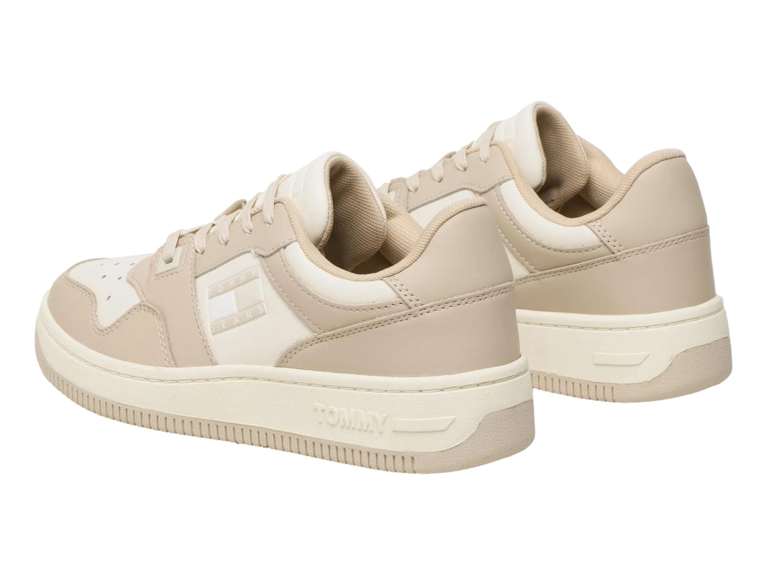 Tenis Tommy Hilfiger modelo Retro WMN Low Fancy en color beige con detalles blancos y suela ancha.