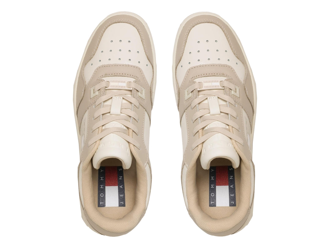 Tenis Tommy Hilfiger modelo Retro WMN Low Fancy en color beige con detalles blancos y suela ancha.