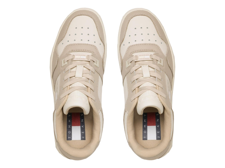 Tenis Tommy Hilfiger modelo Retro WMN Low Fancy en color beige con detalles blancos y suela ancha.