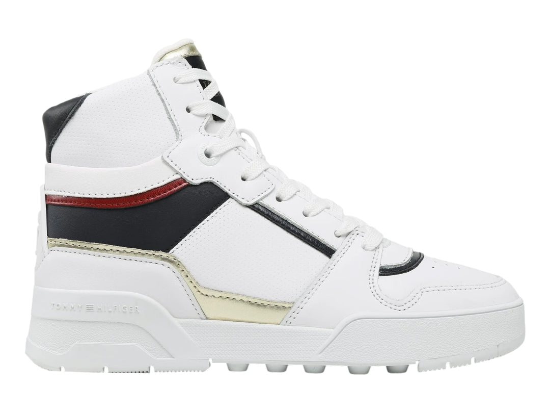 Tenis Tommy Hilfiger blancos de bota alta con detalles en negro, rojo y dorado.