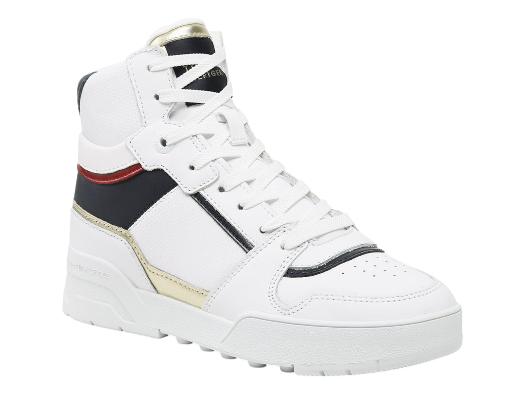 Tenis Tommy Hilfiger blancos de bota alta con detalles en negro, rojo y dorado.