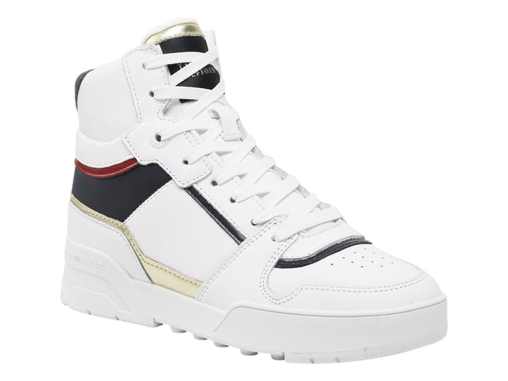 Tenis Tommy Hilfiger blancos de bota alta con detalles en negro, rojo y dorado.