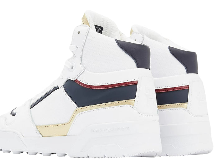 Tenis Tommy Hilfiger blancos de bota alta con detalles en negro, rojo y dorado.