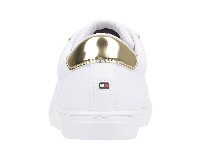 Tenis blancos Tommy Hilfiger con detalles dorados en el talón y firma lateral.