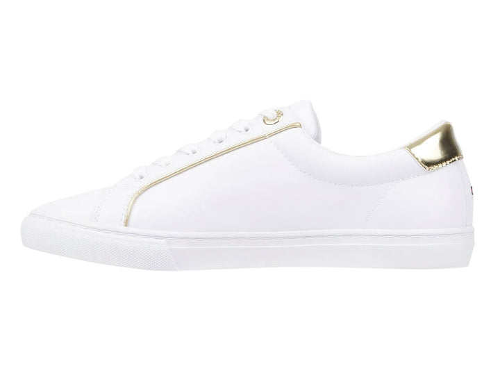 Tenis blancos Tommy Hilfiger con detalles dorados en el talón y firma lateral.