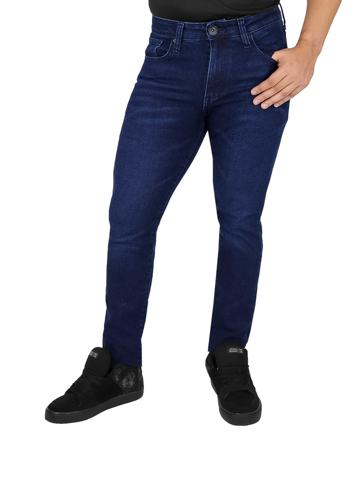 Hombre vistiendo pantalones jeans slim fit color azul índigo y calzado negro.