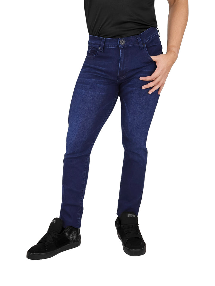 Hombre vistiendo pantalones jeans slim fit en color azul índigo.