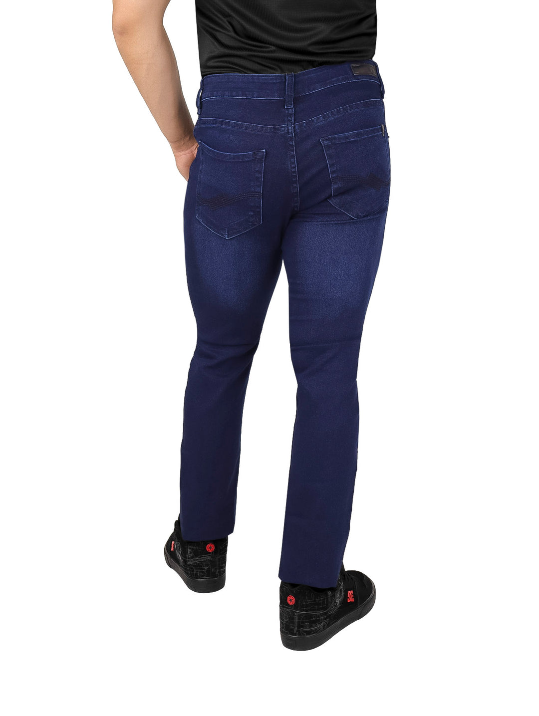 Hombre vistiendo pantalones jeans slim fit en color azul índigo.