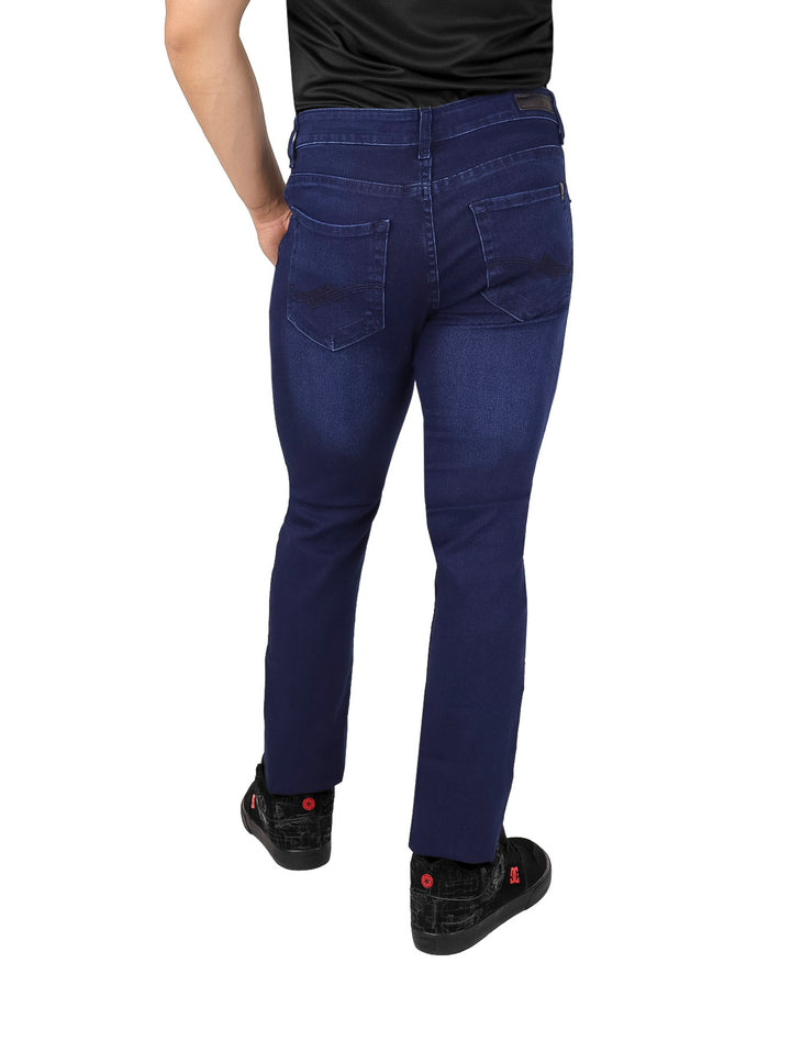 Hombre vistiendo pantalones jeans slim fit en color azul índigo.